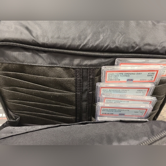 Targus DVD401 Portable DVD Carrying Case with handle - Picture 11 of 11